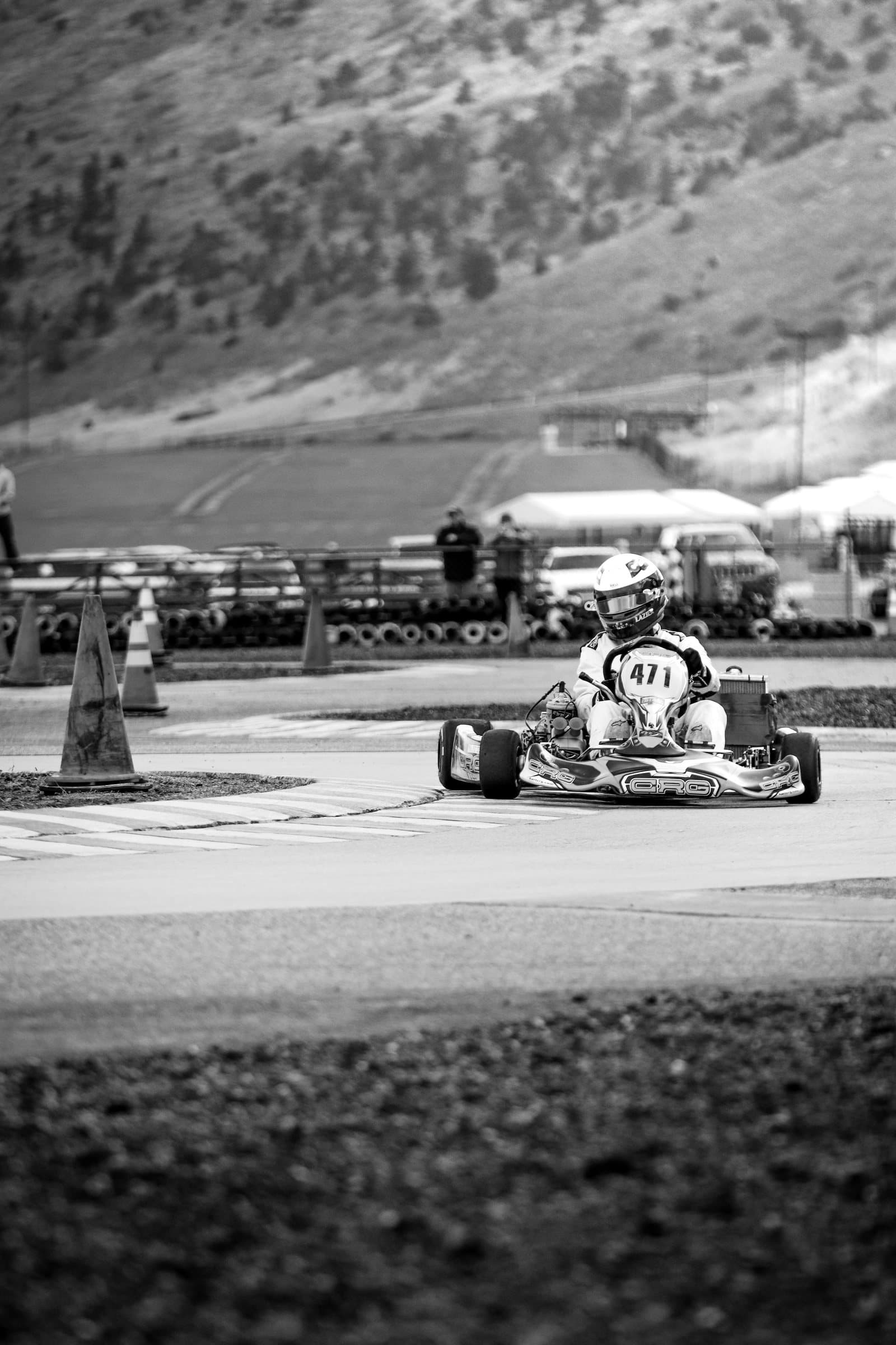 Piloto de kart entrando em curva na pista outdoor